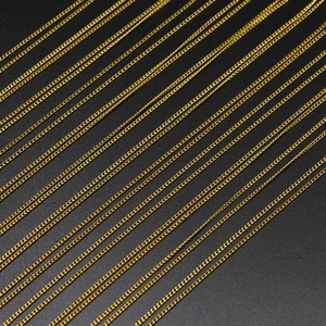 Detalle de cadenas doradas de 1,3 mm para bisutería DIY con textura fina sobre fondo oscuro