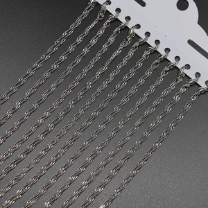 Détail de chaînes à vagues torsadées en argent sur carte d'affichage pour bijoux DIY