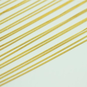 Cadena de eslabones dorada de 1,3 mm para creación de joyas DIY sobre fondo blanco