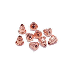 Gros plan de fermoirs de boucles d'oreilles rose doré avec cœur en silicone