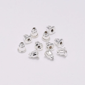 Détail macro de onze fermoirs de boucles d'oreilles en métal argenté pour bijoux DIY