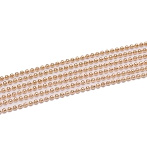 Chaîne à billes en métal doré poli pour la création de bijoux DIY sur fond blanc