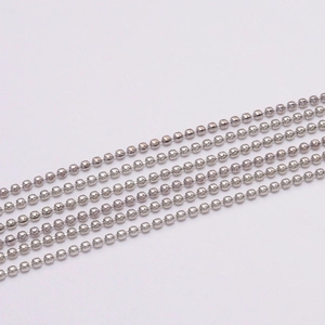 Vue macro des couches de chaînes à billes en métal argenté pour la fabrication de bijoux DIY
