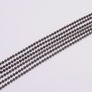 Gros plan d'une chaîne à billes en métal noir fusil pour la création de bijoux et colliers