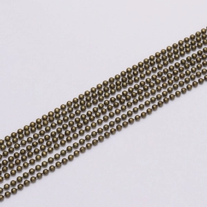 Gros plan de chaînes à billes en bronze vintage pour la création de bijoux et colliers