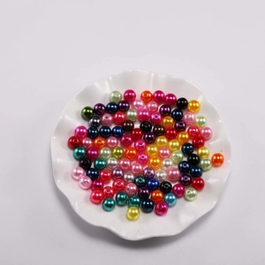 Close-up van kleurrijke ronde ABS-parels met middengaten voor doe-het-zelf sieraden