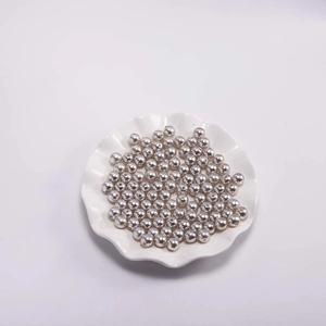 Macro-opname van glanzende zilveren ABS-imitatieparels met gaten voor DIY-sieraden