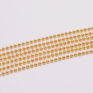 Détail de chaînes à billes en métal doré poli avec une finition brillante pour bijoux diy