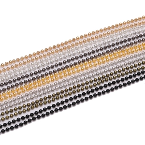Chaînes à billes métalliques multicolores pour bijoux DIY sur fond blanc épuré