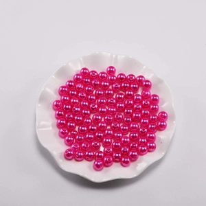 Macro detail van glanzende roze ABS imitatieparels voor DIY sieraden accessoires maken