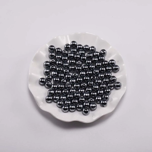Macro-opname van donkergrijze gepolijste ABS-parels voor DIY-sieraden en accessoires