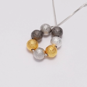 Collana con perle tonde satinate in oro argento e grigio antracite su catena a serpente