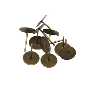 Detail von bronzefarbenen Ohrsteckern mit flacher Basis für DIY-Schmuck auf weißem Grund