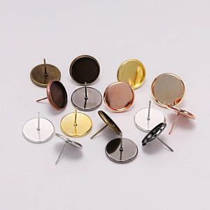 Primer plano de bases de metal para pendientes DIY en varios colores para creación de joyas