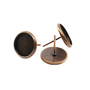 Detalle de tres bases de bronce para pendientes con bisel redondo para manualidades DIY