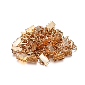 Macro-opname van gouden karabijnsluitingen met lintklemmen en verlengkettingen voor sieraden