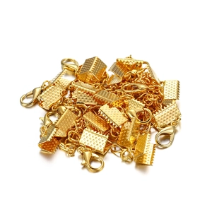 Detailopname van gouden karabijnsluitingen en koord uiteinden voor DIY sieraden