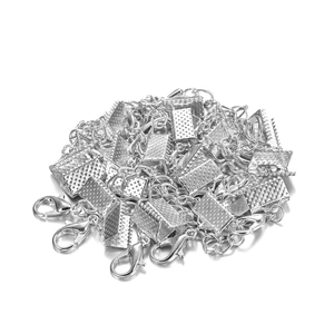 Gedetailleerd beeld van zilveren karabijnsluitingen en lintklemmen voor DIY-sieraden