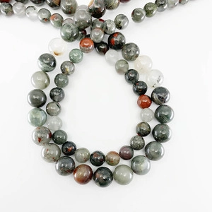 Macro-opname van natuurlijke groene en grijze stenen kralen voor DIY-sieraden maken