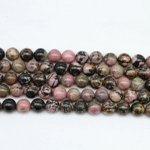 Macro-opname van natuurlijke rhodoniet kralen met roze en zwarte textuur voor DIY sieraden
