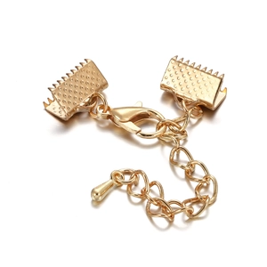 Detailweergave van gouden sieradenconnectorset met karabijnsluiting en lintklemmetjes