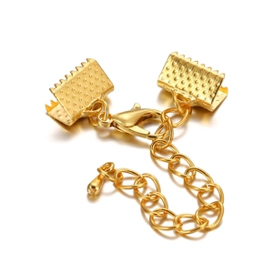 Detail van gouden karabijnsluiting met lintklemmen en hartvormige verlengketting