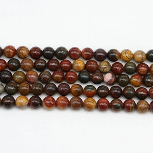 Macro-opname van gepolijste natuurlijke agaatkralen met aardse texturen voor DIY sieraden