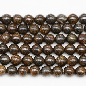 Detailopname van gepolijste ronde bronzen agaatkralen voor DIY-sieraden maken