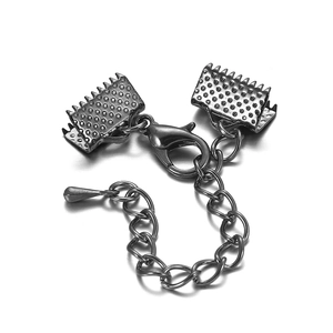 Detail van gunmetal karabijnsluiting met lintklemmen en druppelvormige verlengketting