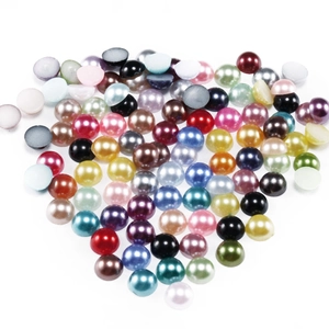 Vista macro de medias perlas de ABS de colores con reverso plano para bricolaje y nail art