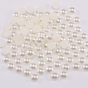 Vista macro de medias perlas blancas de ABS con brillo para creación de joyería DIY