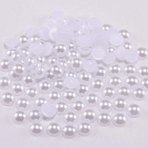 Vista macro de medias perlas blancas de ABS con brillo para manualidades y joyería DIY