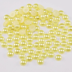 Primer plano de medias perlas ABS amarillo crema con base plana para manualidades