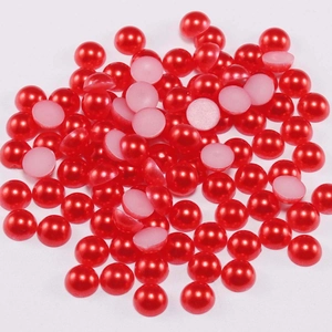 Primer plano de medias perlas rojas de base plana para manualidades y decoración