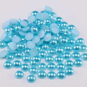Primer plano de medias perlas azul cielo de fondo plano con brillo para manualidades