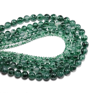 Gros plan de perles de jade quartz vert de différentes tailles pour bijoux DIY