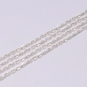 Nahaufnahme von vier parallelen 2x3mm silbernen Gliederketten für DIY-Schmuckherstellung