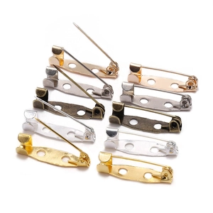 Supports de broche épingle de sûreté DIY en divers métaux sur fond blanc épuré