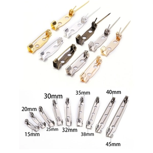 Épingles de sûreté en fer pour broches DIY en plusieurs tailles sur fond blanc