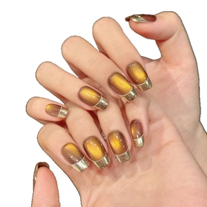 Bernsteinbraune Katzenauge-Kunstnägel mit goldenem Rand in eleganter eckig-runder Form