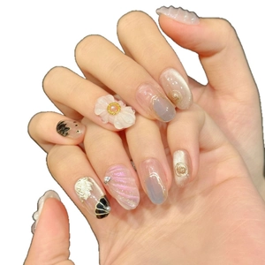 Faux ongles courts 3D à fleurs avec effet œil de chat rose et détails perles