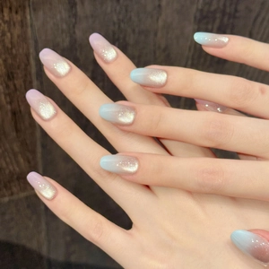 Unghie finte sfumate rosa e blu con glitter champagne ed effetto occhio di gatto