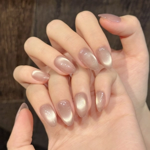 Faux ongles œil-de-chat rose poudré en forme d'amande avec reflets scintillants