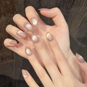 Faux ongles amande œil de chat rose avec effet magnétique scintillant et brillant