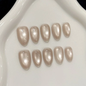 Faux ongles œil de chat champagne forme amande avec finition nacrée scintillante