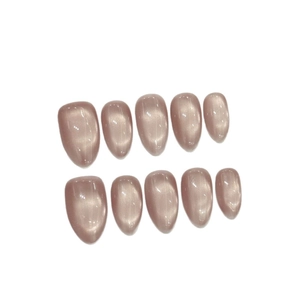 Faux ongles amande rose poudré avec effet œil de chat scintillant sur fond blanc