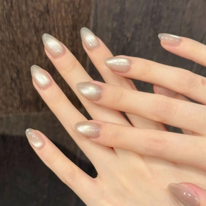 Faux ongles amande œil de chat champagne avec effet magnétique et paillettes fines