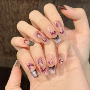 Faux ongles œil de chat mauves avec paillettes argentées papillon et forme cercueil