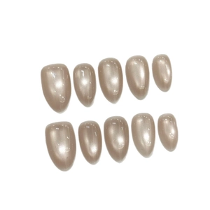 Faux ongles amande œil de chat champagne scintillant avec finition nacrée éclatante