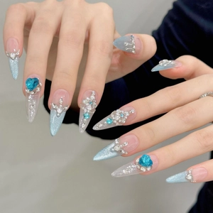 Faux ongles œil de chat bleu glacé avec gemmes cœur 3D et perles zircone